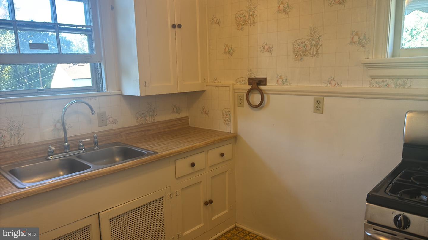 1910 RAWLINGS ST, RICHMOND, Virginia 23231, 3 Bedrooms Bedrooms, 8 Rooms Rooms,2 BathroomsBathrooms,Residential,For sale,1910 RAWLINGS ST,VARC2000740 MLS # VARC2000740