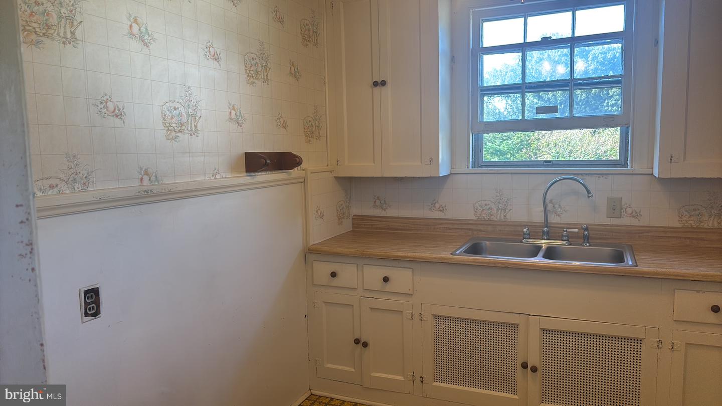 1910 RAWLINGS ST, RICHMOND, Virginia 23231, 3 Bedrooms Bedrooms, 8 Rooms Rooms,2 BathroomsBathrooms,Residential,For sale,1910 RAWLINGS ST,VARC2000740 MLS # VARC2000740
