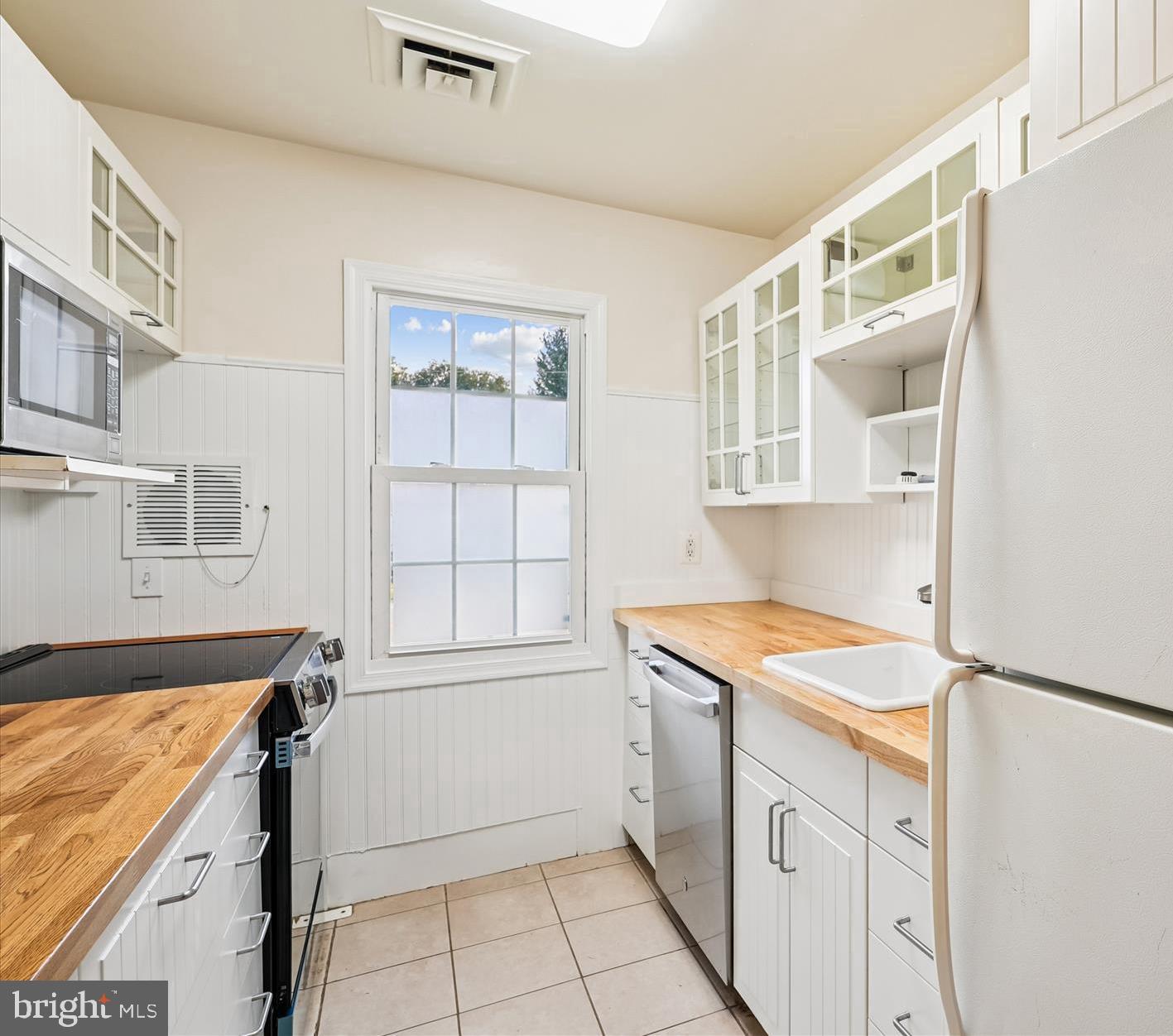 227 DRY MILL RD SW, LEESBURG, Virginia 20175, 3 Bedrooms Bedrooms, ,1 BathroomBathrooms,Residential,For sale,227 DRY MILL RD SW,VALO2106652 MLS # VALO2106652