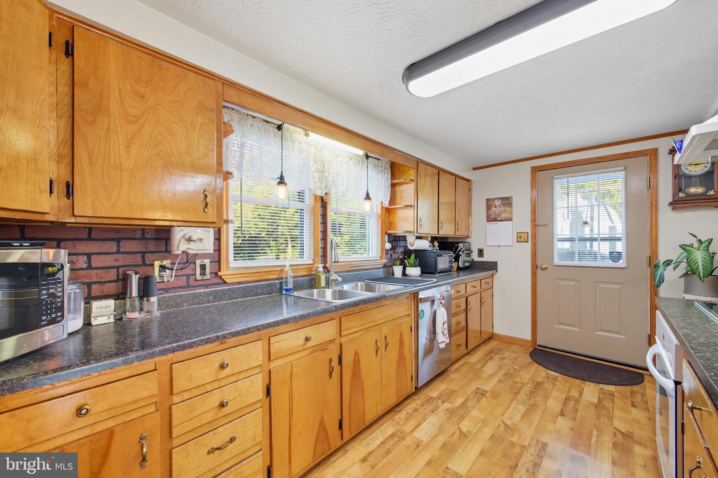 758 HONEYSUCKLE AVE, WOODSTOCK, Virginia 22664, 4 Bedrooms Bedrooms, 10 Rooms Rooms,2 BathroomsBathrooms,Residential,For sale,758 HONEYSUCKLE AVE,VASH2012546 MLS # VASH2012546