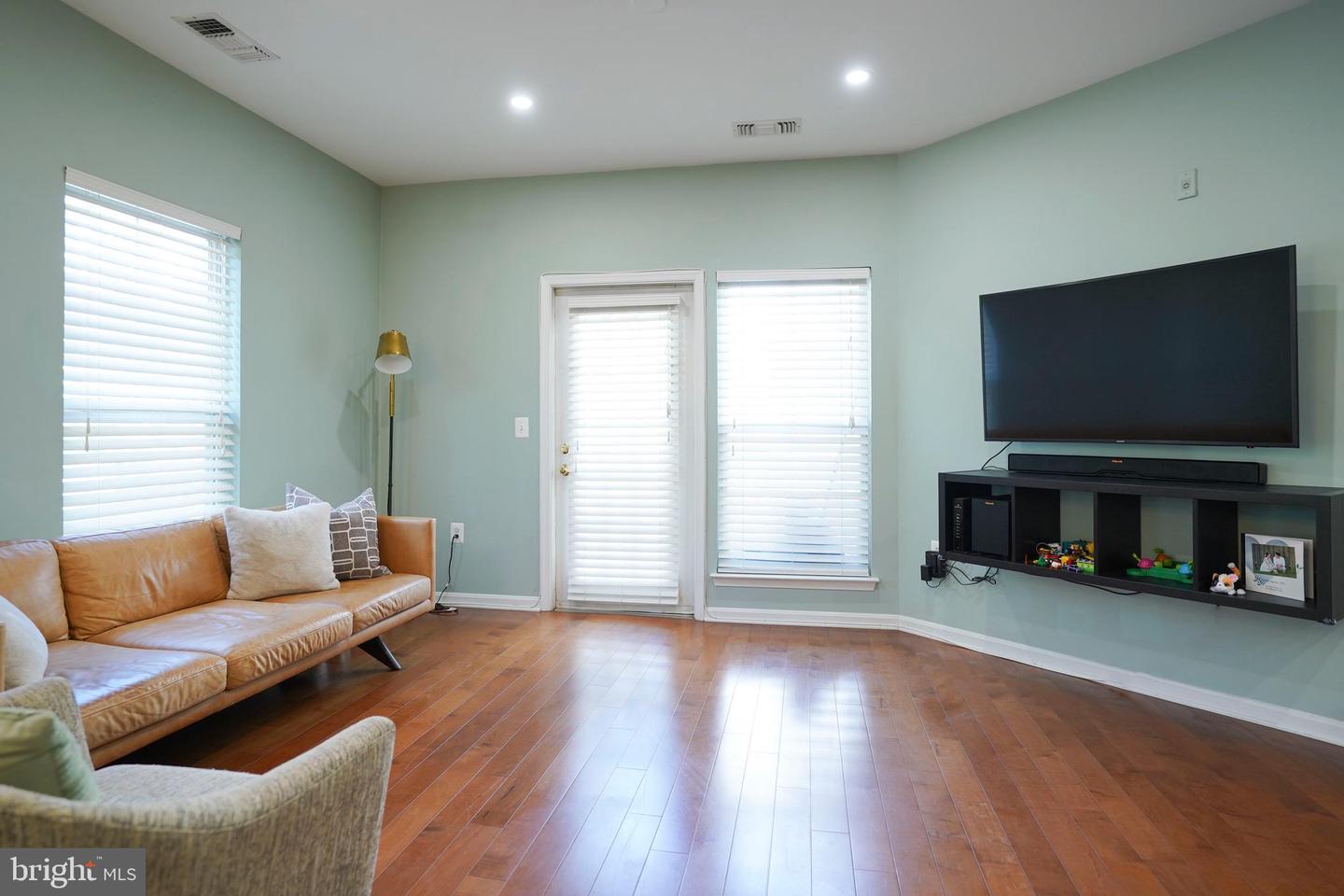 2921 DEER HOLLOW WAY #214, FAIRFAX, Virginia 22031, 2 Bedrooms Bedrooms, ,2 BathroomsBathrooms,Residential,For sale,2921 DEER HOLLOW WAY #214,VAFX2268354 MLS # VAFX2268354