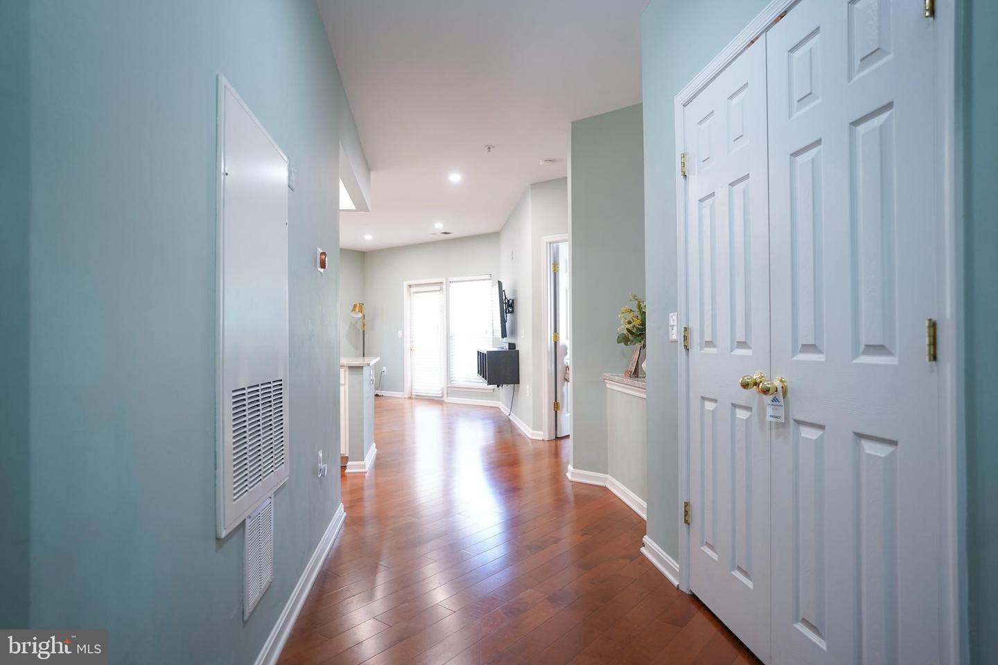 2921 DEER HOLLOW WAY #214, FAIRFAX, Virginia 22031, 2 Bedrooms Bedrooms, ,2 BathroomsBathrooms,Residential,For sale,2921 DEER HOLLOW WAY #214,VAFX2268354 MLS # VAFX2268354
