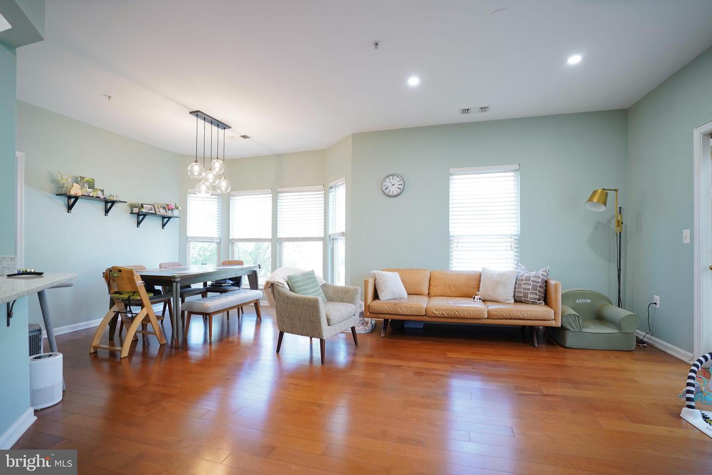 2921 DEER HOLLOW WAY #214, FAIRFAX, Virginia 22031, 2 Bedrooms Bedrooms, ,2 BathroomsBathrooms,Residential,For sale,2921 DEER HOLLOW WAY #214,VAFX2268354 MLS # VAFX2268354