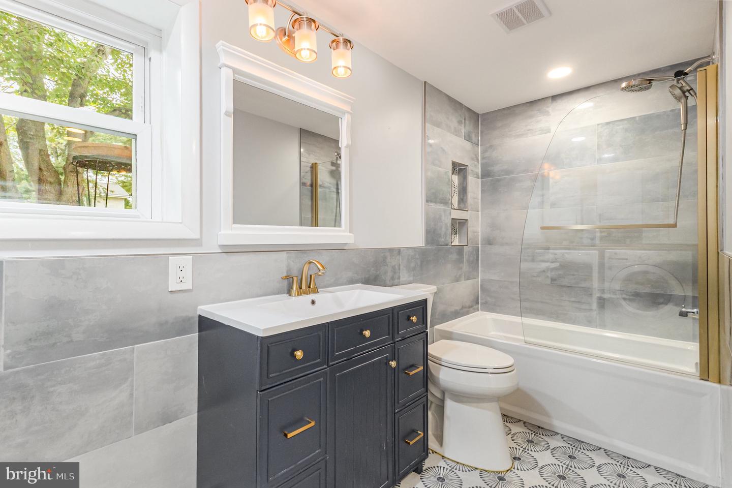 309 WILLIAMSBURG RD E, STERLING, Virginia 20164, 5 Bedrooms Bedrooms, 10 Rooms Rooms,2 BathroomsBathrooms,Residential,For sale,309 WILLIAMSBURG RD E,VALO2107308 MLS # VALO2107308