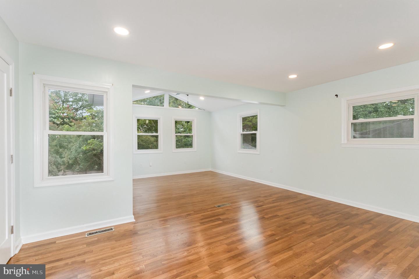 309 WILLIAMSBURG RD E, STERLING, Virginia 20164, 5 Bedrooms Bedrooms, 10 Rooms Rooms,2 BathroomsBathrooms,Residential,For sale,309 WILLIAMSBURG RD E,VALO2107308 MLS # VALO2107308