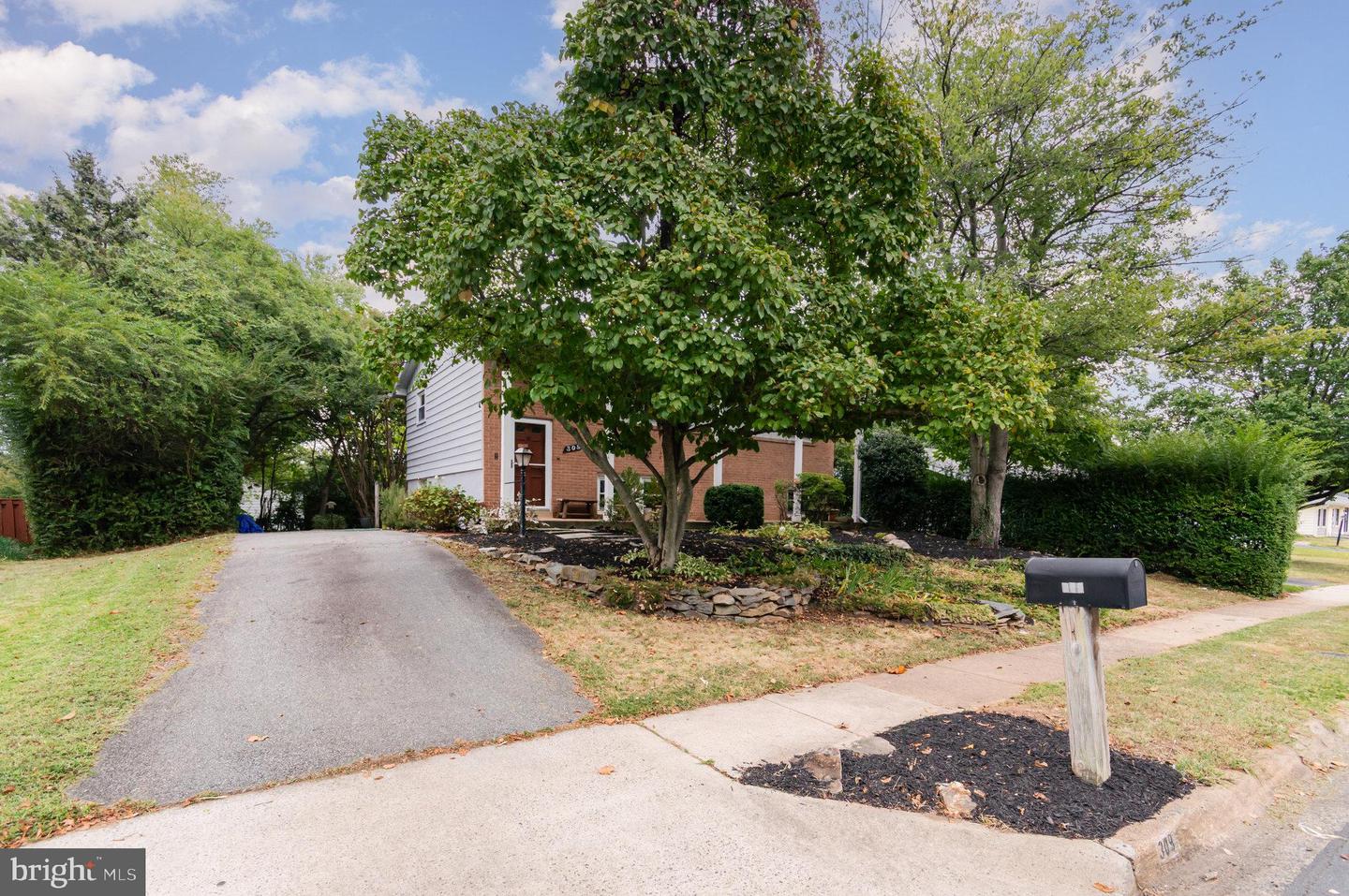 309 WILLIAMSBURG RD E, STERLING, Virginia 20164, 5 Bedrooms Bedrooms, 10 Rooms Rooms,2 BathroomsBathrooms,Residential,For sale,309 WILLIAMSBURG RD E,VALO2107308 MLS # VALO2107308