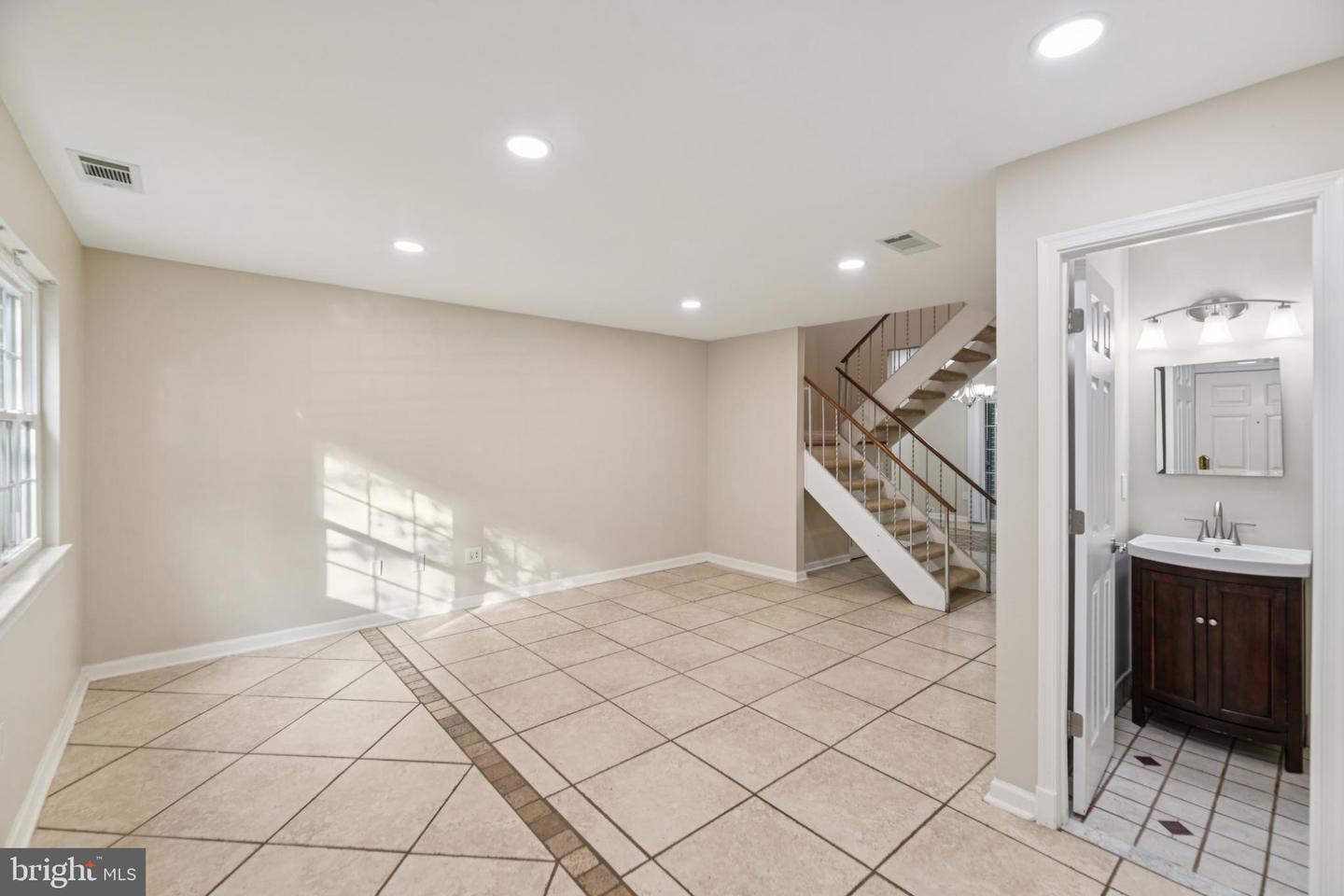 11332 HEADLANDS CT, RESTON, Virginia 20191, 3 Bedrooms Bedrooms, ,2 BathroomsBathrooms,Residential,For sale,11332 HEADLANDS CT,VAFX2269308 MLS # VAFX2269308