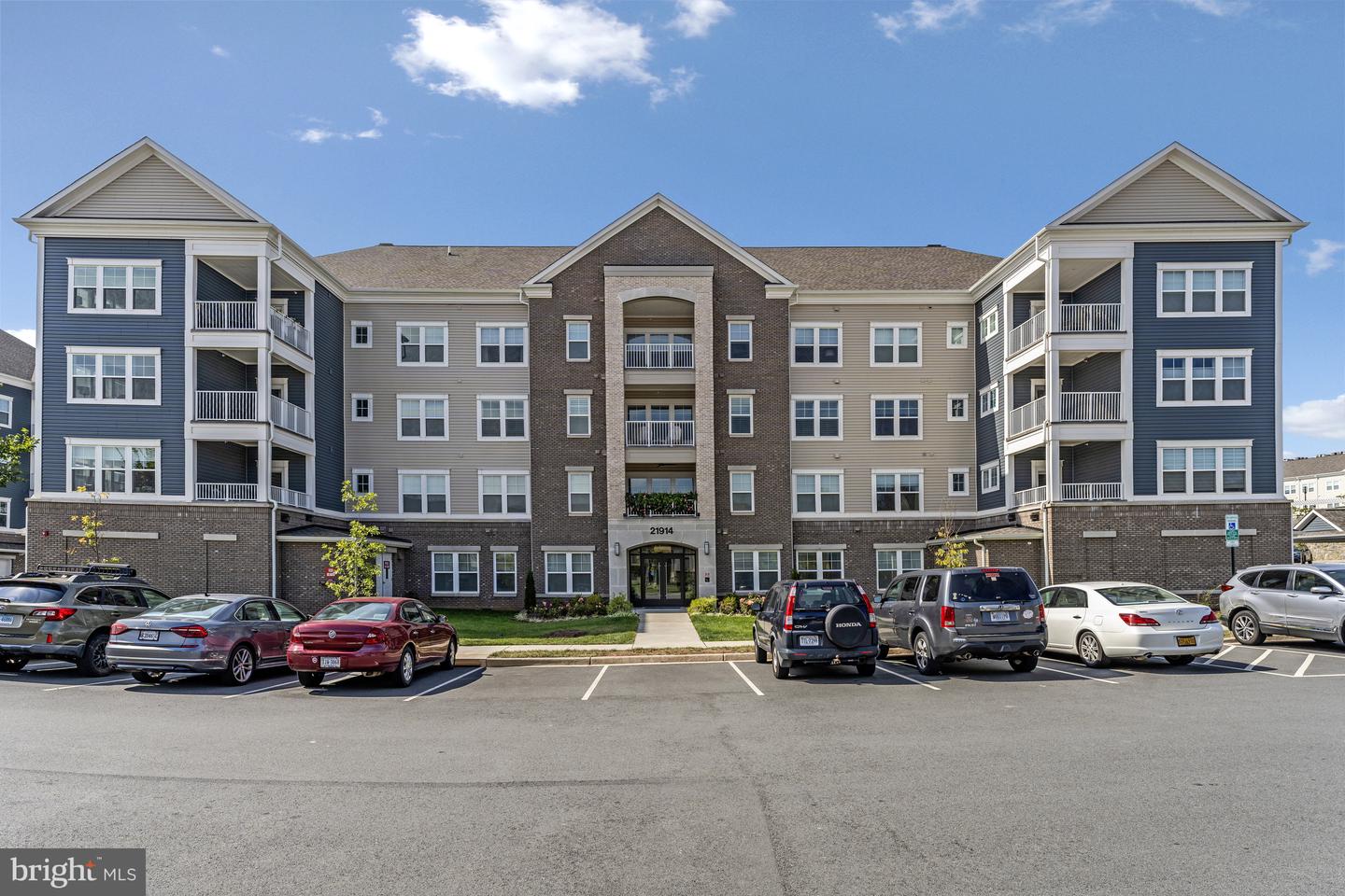 21914 HAWKSBILL HIGH CIR #304, STERLING, Virginia 20164, 2 Bedrooms Bedrooms, ,2 BathroomsBathrooms,Residential,For sale,21914 HAWKSBILL HIGH CIR #304,VALO2107910 MLS # VALO2107910