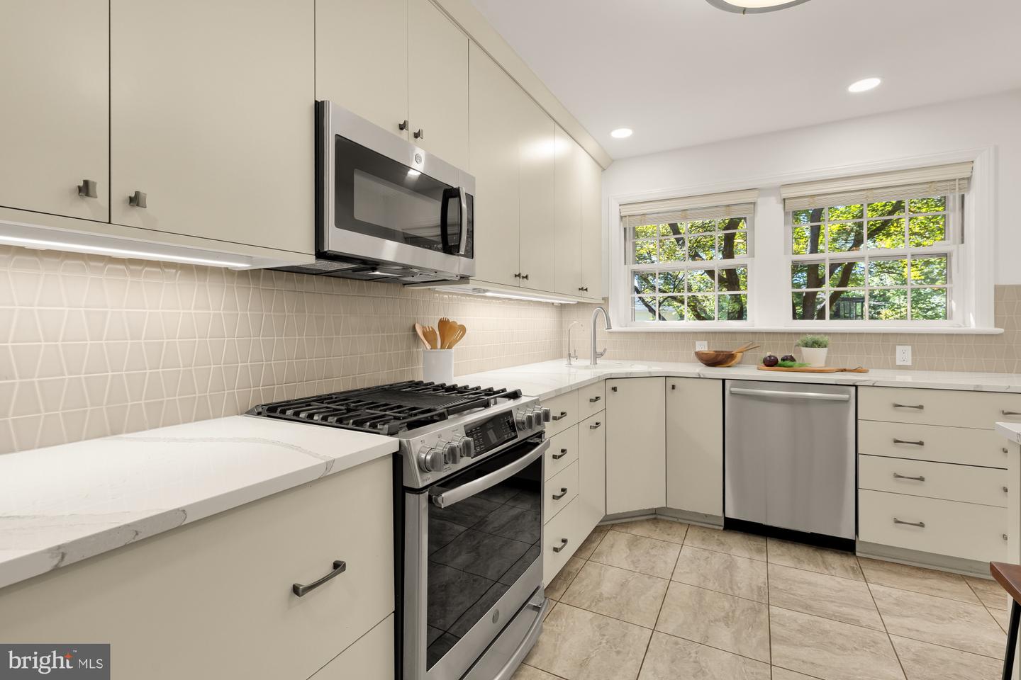 2813 29TH PL NW, WASHINGTON, District Of Columbia 20008, 4 Bedrooms Bedrooms, ,4 BathroomsBathrooms,Residential,For sale,2813 29TH PL NW,DCDC2224798 MLS # DCDC2224798