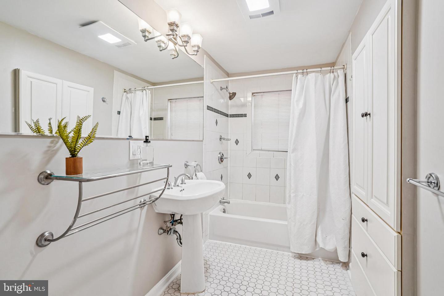 2329 N EDISON ST, ARLINGTON, Virginia 22207, 3 Bedrooms Bedrooms, ,2 BathroomsBathrooms,Residential,For sale,2329 N EDISON ST,VAAR2064316 MLS # VAAR2064316