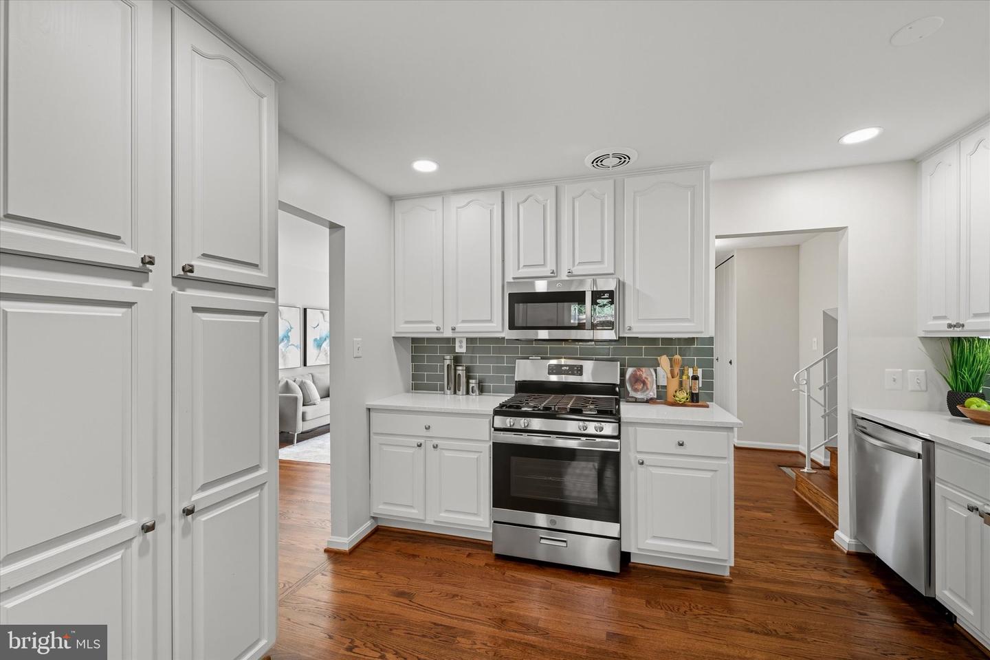 7456 MADEIRA PL, ANNANDALE, Virginia 22003, 3 Bedrooms Bedrooms, ,2 BathroomsBathrooms,Residential,For sale,7456 MADEIRA PL,VAFX2270088 MLS # VAFX2270088