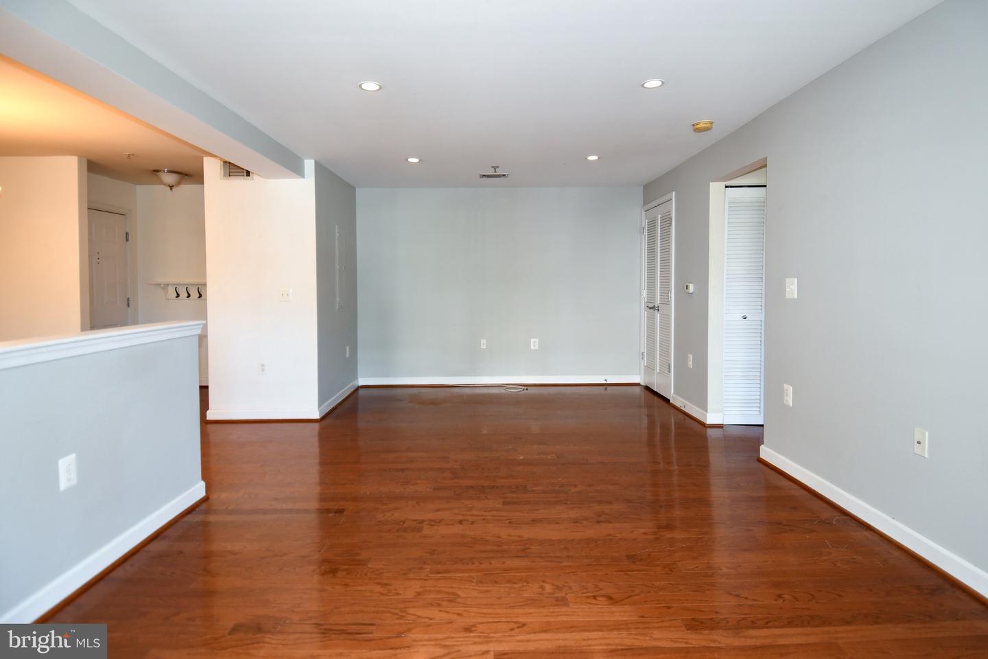 4127 S FOUR MILE RUN DRIVE DR #304, ARLINGTON, Virginia 22204, 1 Bedroom Bedrooms, 2 Rooms Rooms,1 BathroomBathrooms,Residential,For sale,4127 S FOUR MILE RUN DRIVE DR #304,VAAR2064392 MLS # VAAR2064392