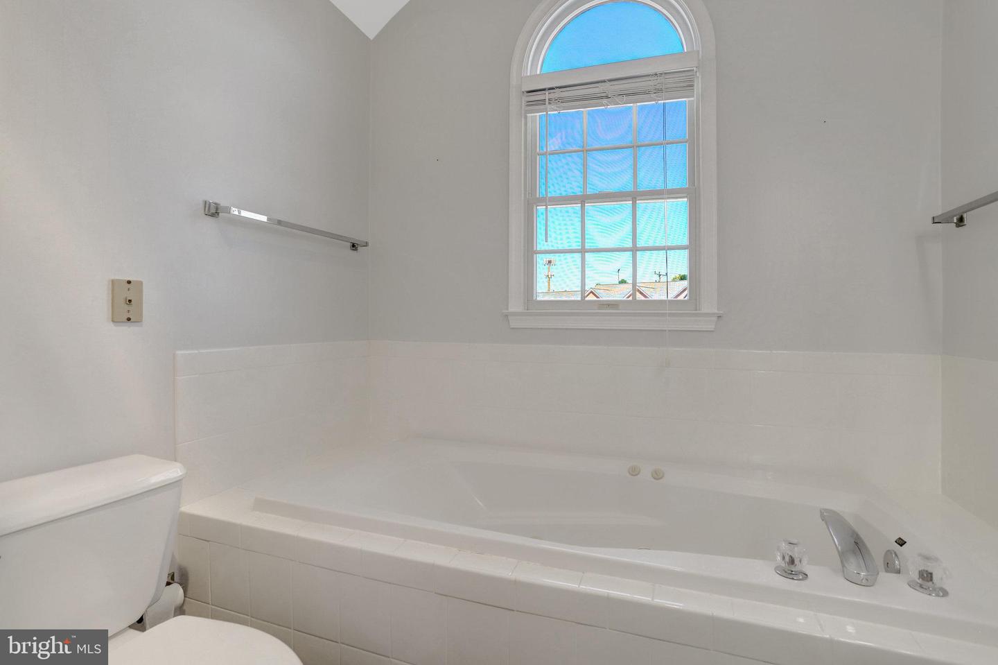 6924 FAIRFAX DR #322, ARLINGTON, Virginia 22213, 2 Bedrooms Bedrooms, ,2 BathroomsBathrooms,Residential,For sale,6924 FAIRFAX DR #322,VAAR2064414 MLS # VAAR2064414