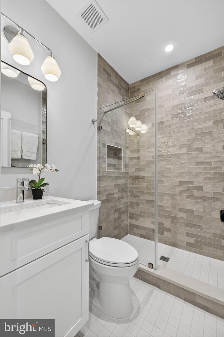 401 16TH ST SE, WASHINGTON, District Of Columbia 20003, 4 Bedrooms Bedrooms, ,3 BathroomsBathrooms,Residential,For sale,401 16TH ST SE,DCDC2225114 MLS # DCDC2225114