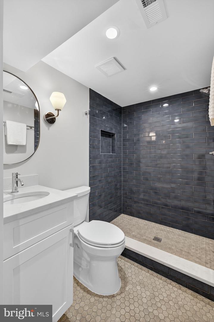 401 16TH ST SE, WASHINGTON, District Of Columbia 20003, 4 Bedrooms Bedrooms, ,3 BathroomsBathrooms,Residential,For sale,401 16TH ST SE,DCDC2225114 MLS # DCDC2225114