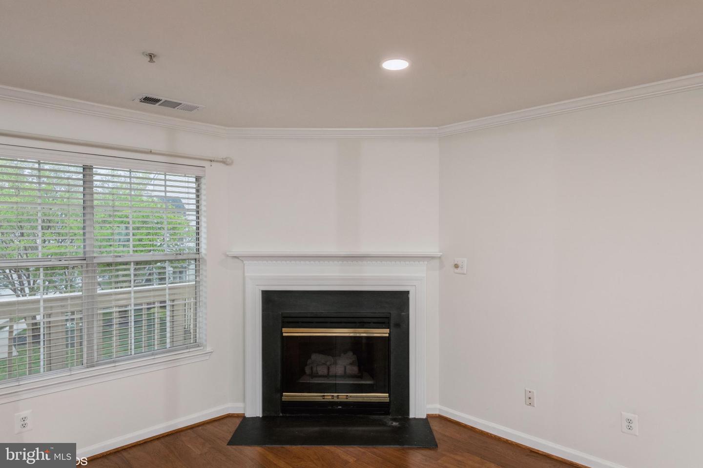 11006 KOMAN CIR #202, MANASSAS, Virginia 20109, 2 Bedrooms Bedrooms, ,2 BathroomsBathrooms,Residential,For sale,11006 KOMAN CIR #202,VAPW2105304 MLS # VAPW2105304