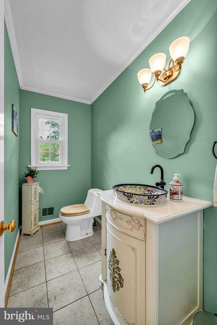 12215 HENDERSON RD, CLIFTON, Virginia 20124, 3 Bedrooms Bedrooms, ,3 BathroomsBathrooms,Residential,For sale,12215 HENDERSON RD,VAFX2272180 MLS # VAFX2272180