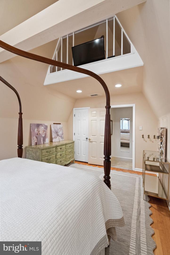 10205 CEDAR POND DR, VIENNA, Virginia 22182, 5 Bedrooms Bedrooms, ,4 BathroomsBathrooms,Residential,For sale,10205 CEDAR POND DR,VAFX2272624 MLS # VAFX2272624