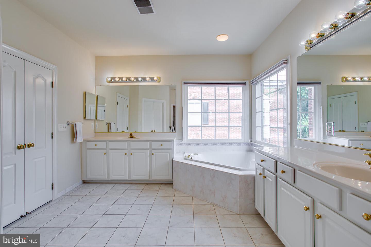 365 CAMERON STATION BLVD, ALEXANDRIA, Virginia 22304, 4 Bedrooms Bedrooms, 12 Rooms Rooms,3 BathroomsBathrooms,Residential,For sale,365 CAMERON STATION BLVD,VAAX2050474 MLS # VAAX2050474