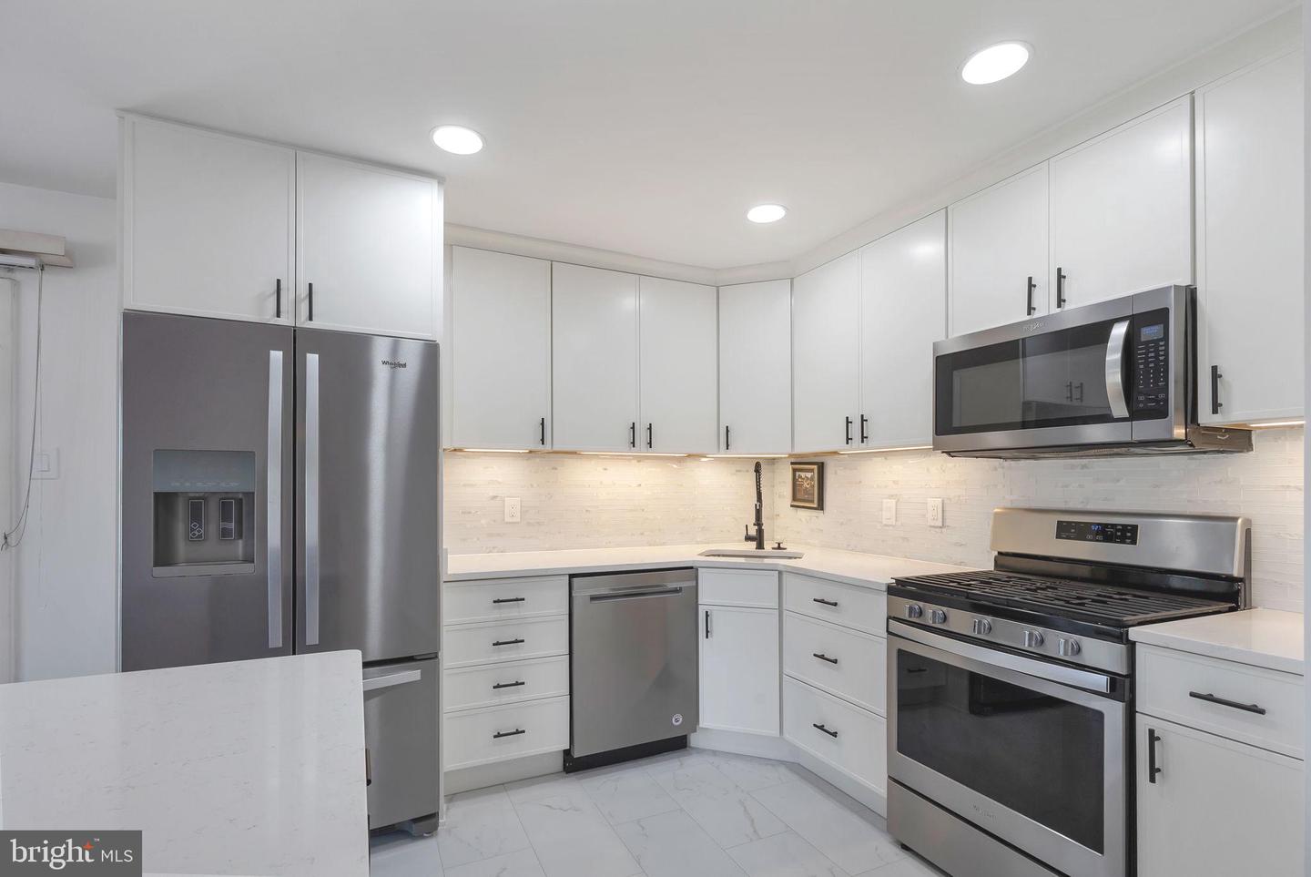 5250 VALLEY FORGE DR #802, ALEXANDRIA, Virginia 22304, 2 Bedrooms Bedrooms, 5 Rooms Rooms,2 BathroomsBathrooms,Residential,For sale,5250 VALLEY FORGE DR #802,VAAX2050524 MLS # VAAX2050524