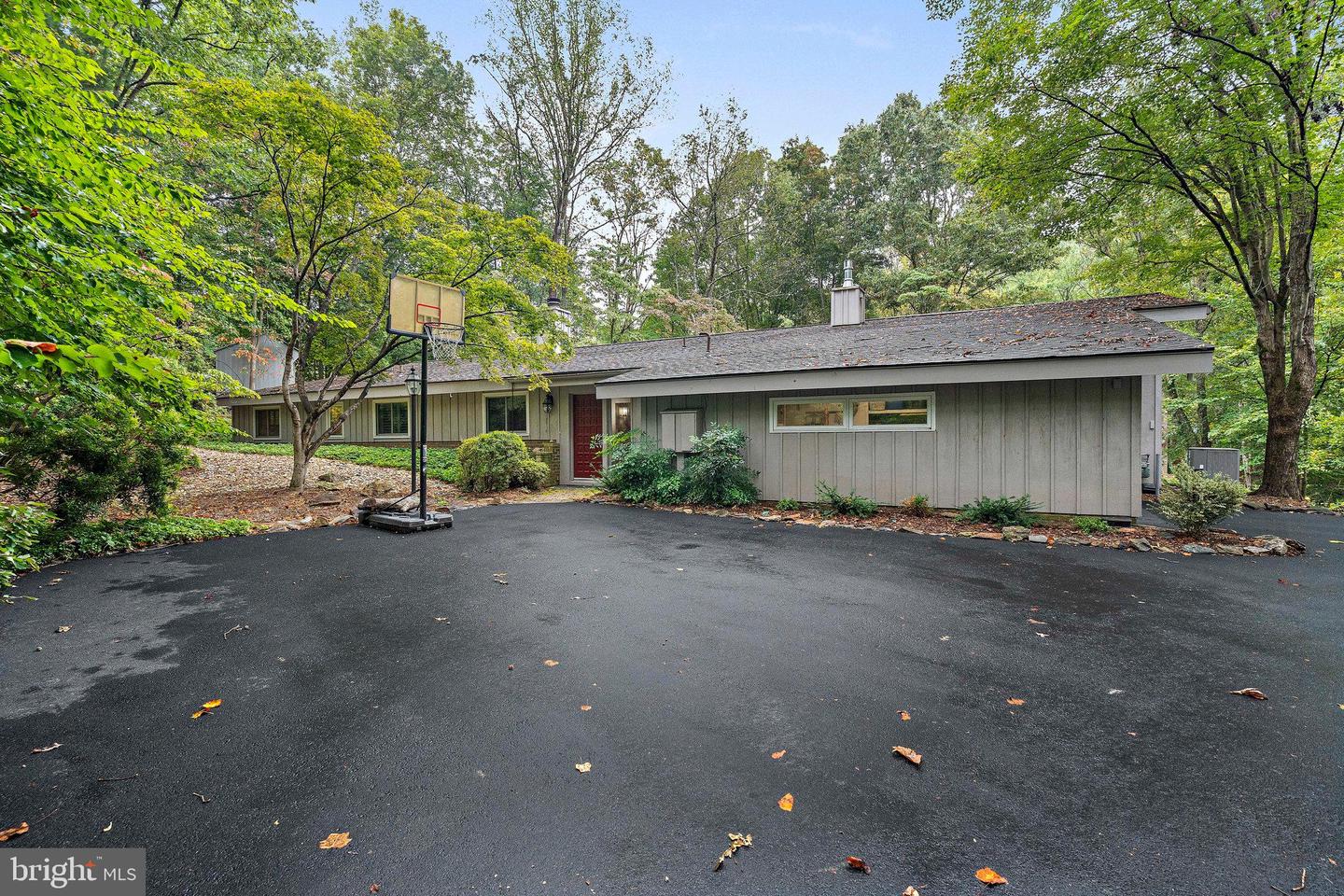 9706 BEACH MILL RD, GREAT FALLS, Virginia 22066, 4 Bedrooms Bedrooms, ,2 BathroomsBathrooms,Residential,For sale,9706 BEACH MILL RD,VAFX2272764 MLS # VAFX2272764