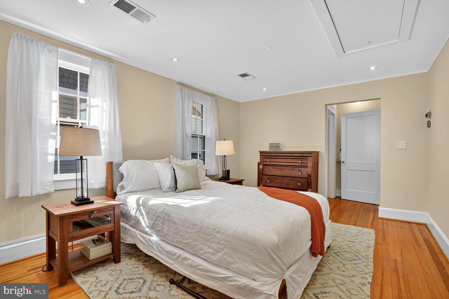 2515 N JEFFERSON ST N, ARLINGTON, Virginia 22207, 5 Bedrooms Bedrooms, ,4 BathroomsBathrooms,Residential,For sale,2515 N JEFFERSON ST N,VAAR2064558 MLS # VAAR2064558