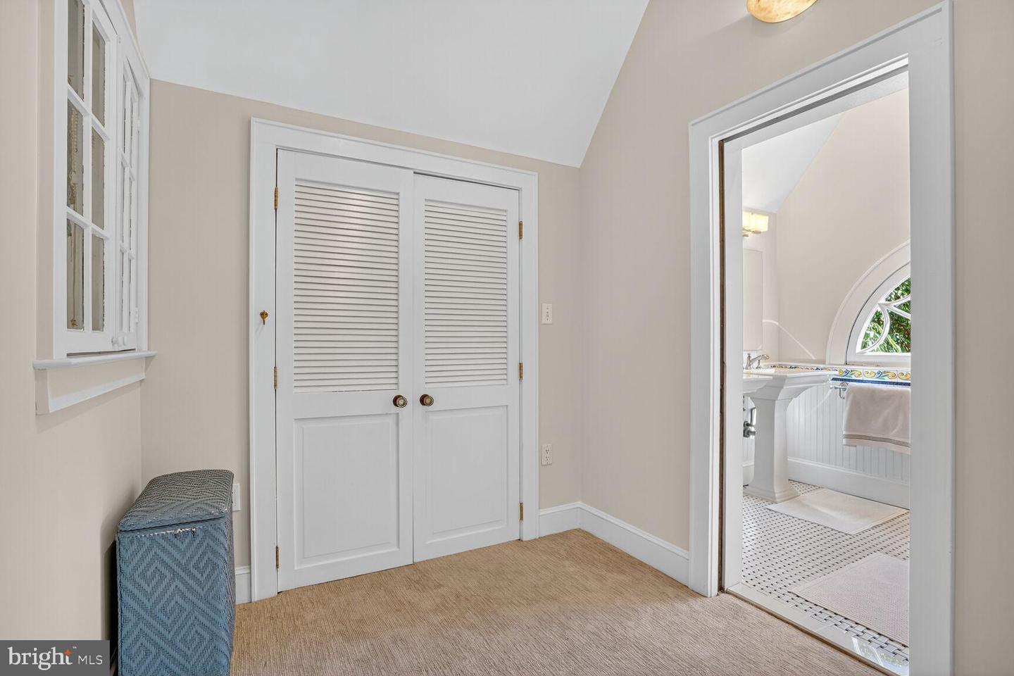2515 N JEFFERSON ST N, ARLINGTON, Virginia 22207, 5 Bedrooms Bedrooms, ,4 BathroomsBathrooms,Residential,For sale,2515 N JEFFERSON ST N,VAAR2064558 MLS # VAAR2064558