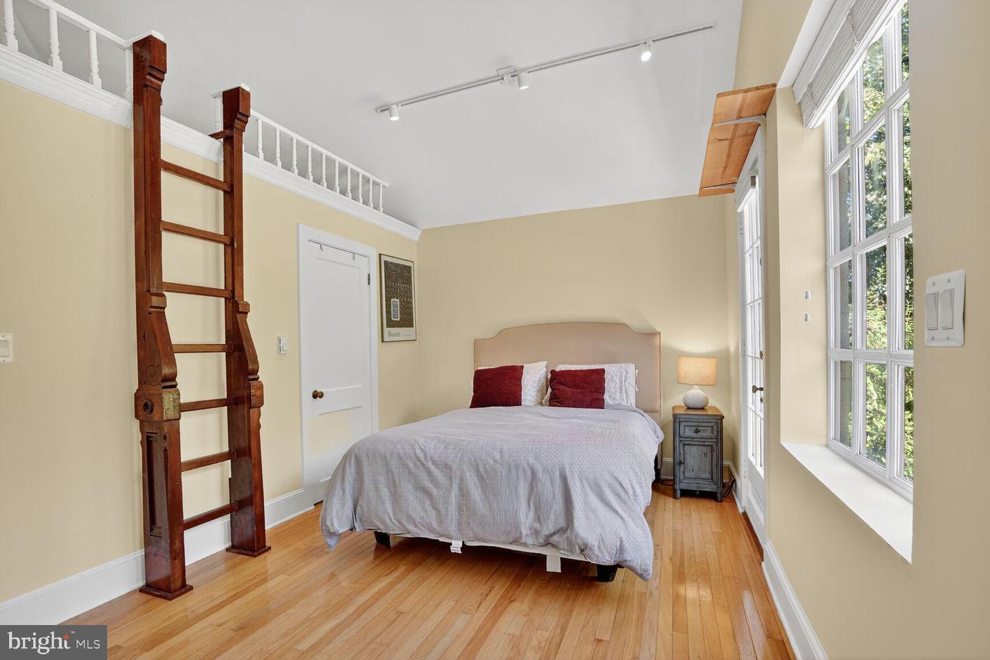 2515 N JEFFERSON ST N, ARLINGTON, Virginia 22207, 5 Bedrooms Bedrooms, ,4 BathroomsBathrooms,Residential,For sale,2515 N JEFFERSON ST N,VAAR2064558 MLS # VAAR2064558