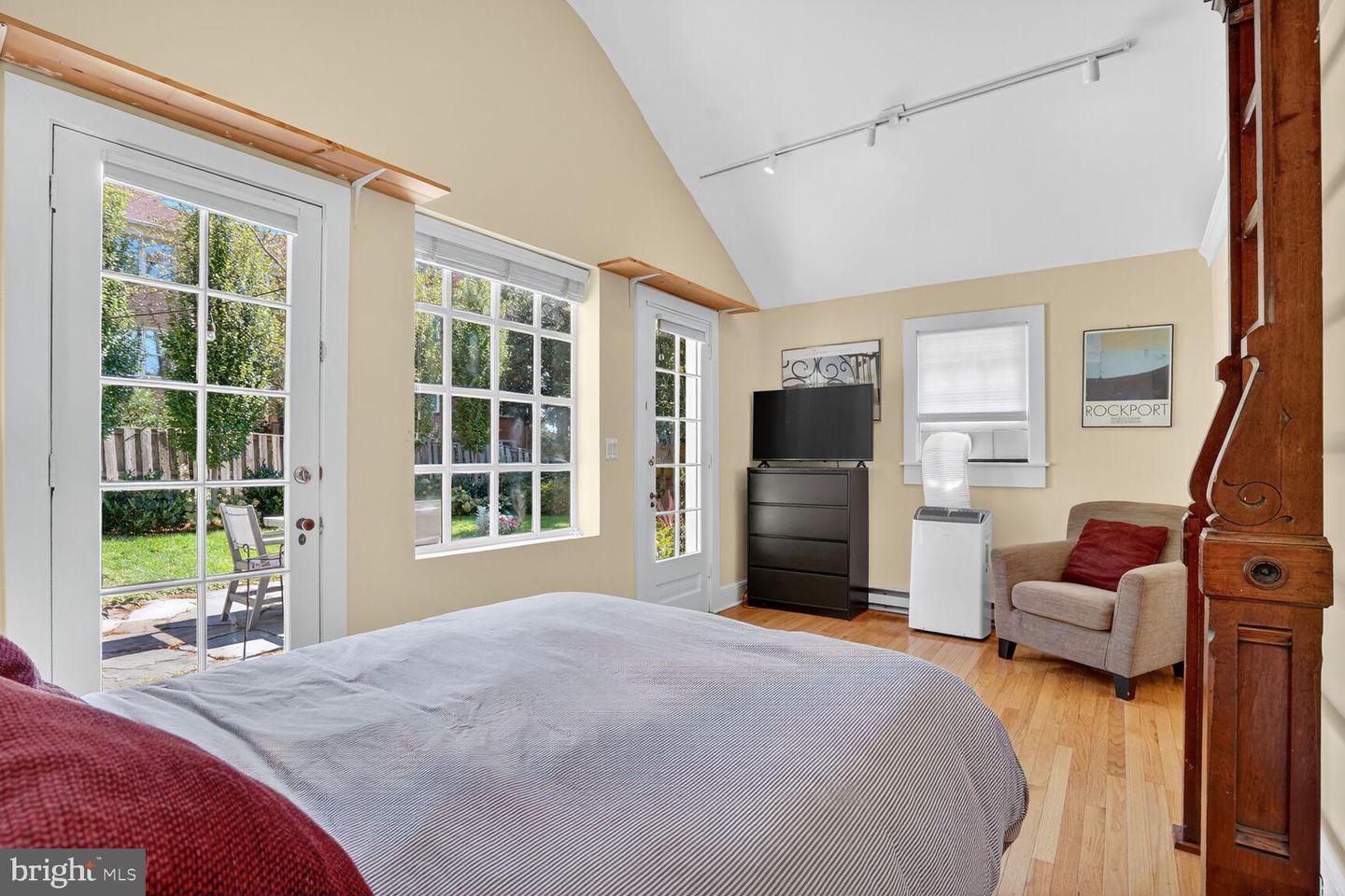 2515 N JEFFERSON ST N, ARLINGTON, Virginia 22207, 5 Bedrooms Bedrooms, ,4 BathroomsBathrooms,Residential,For sale,2515 N JEFFERSON ST N,VAAR2064558 MLS # VAAR2064558