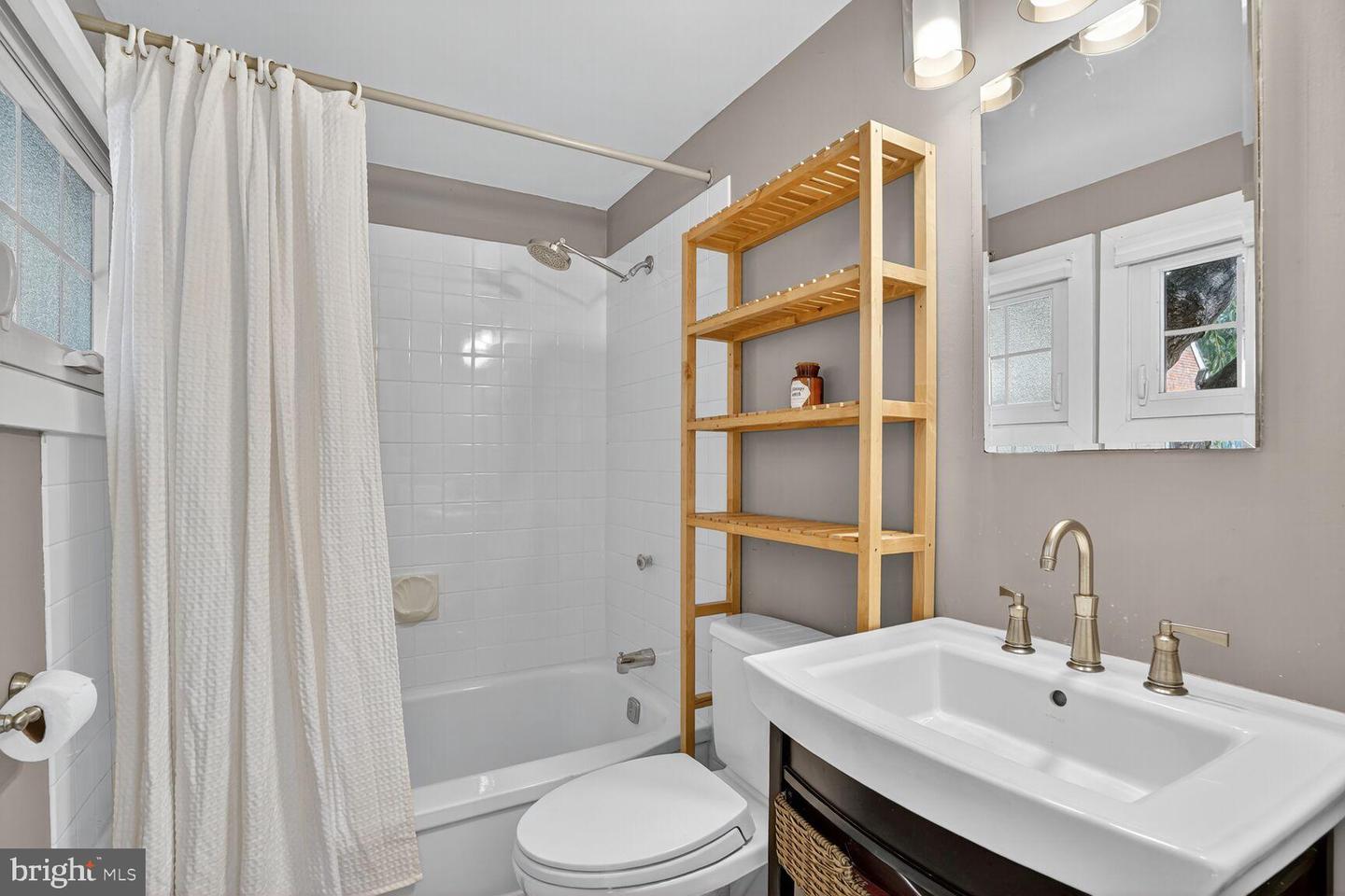 2515 N JEFFERSON ST N, ARLINGTON, Virginia 22207, 5 Bedrooms Bedrooms, ,4 BathroomsBathrooms,Residential,For sale,2515 N JEFFERSON ST N,VAAR2064558 MLS # VAAR2064558