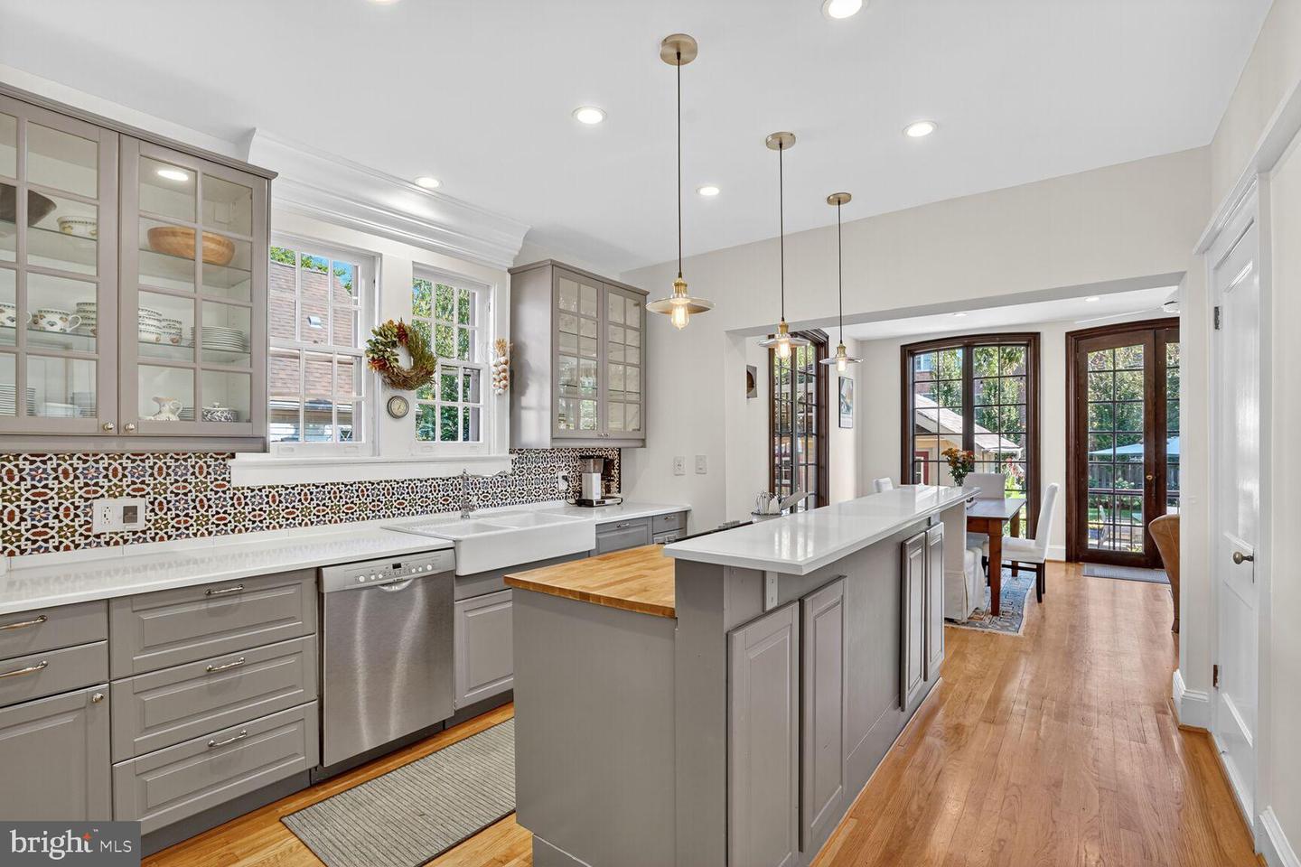 2515 N JEFFERSON ST N, ARLINGTON, Virginia 22207, 5 Bedrooms Bedrooms, ,4 BathroomsBathrooms,Residential,For sale,2515 N JEFFERSON ST N,VAAR2064558 MLS # VAAR2064558