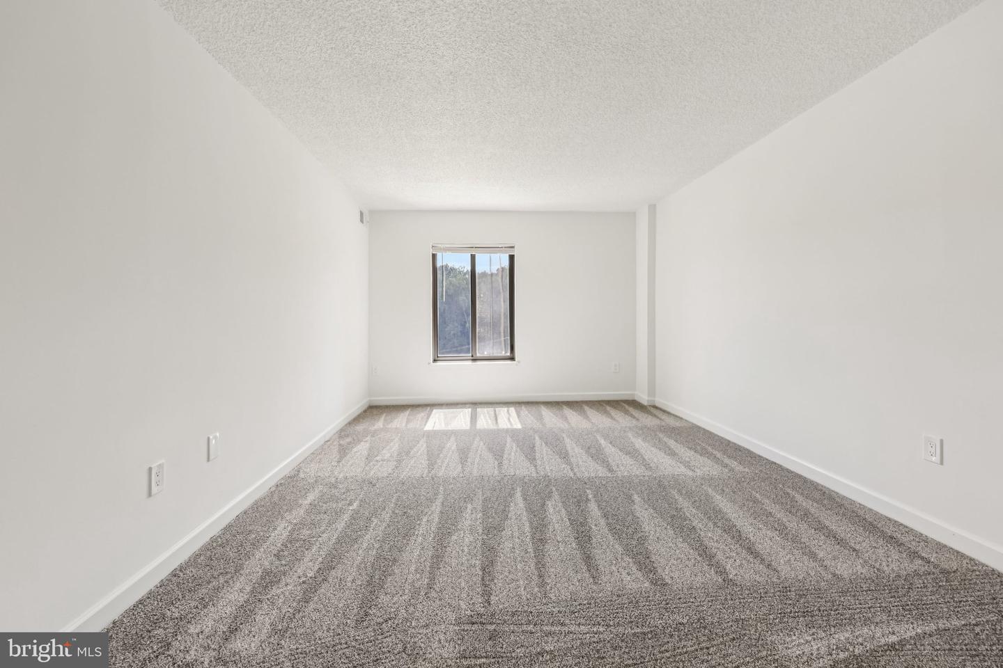 4500 S FOUR MILE RUN DR #220, ARLINGTON, Virginia 22204, 2 Bedrooms Bedrooms, ,2 BathroomsBathrooms,Residential,For sale,4500 S FOUR MILE RUN DR #220,VAAR2064592 MLS # VAAR2064592