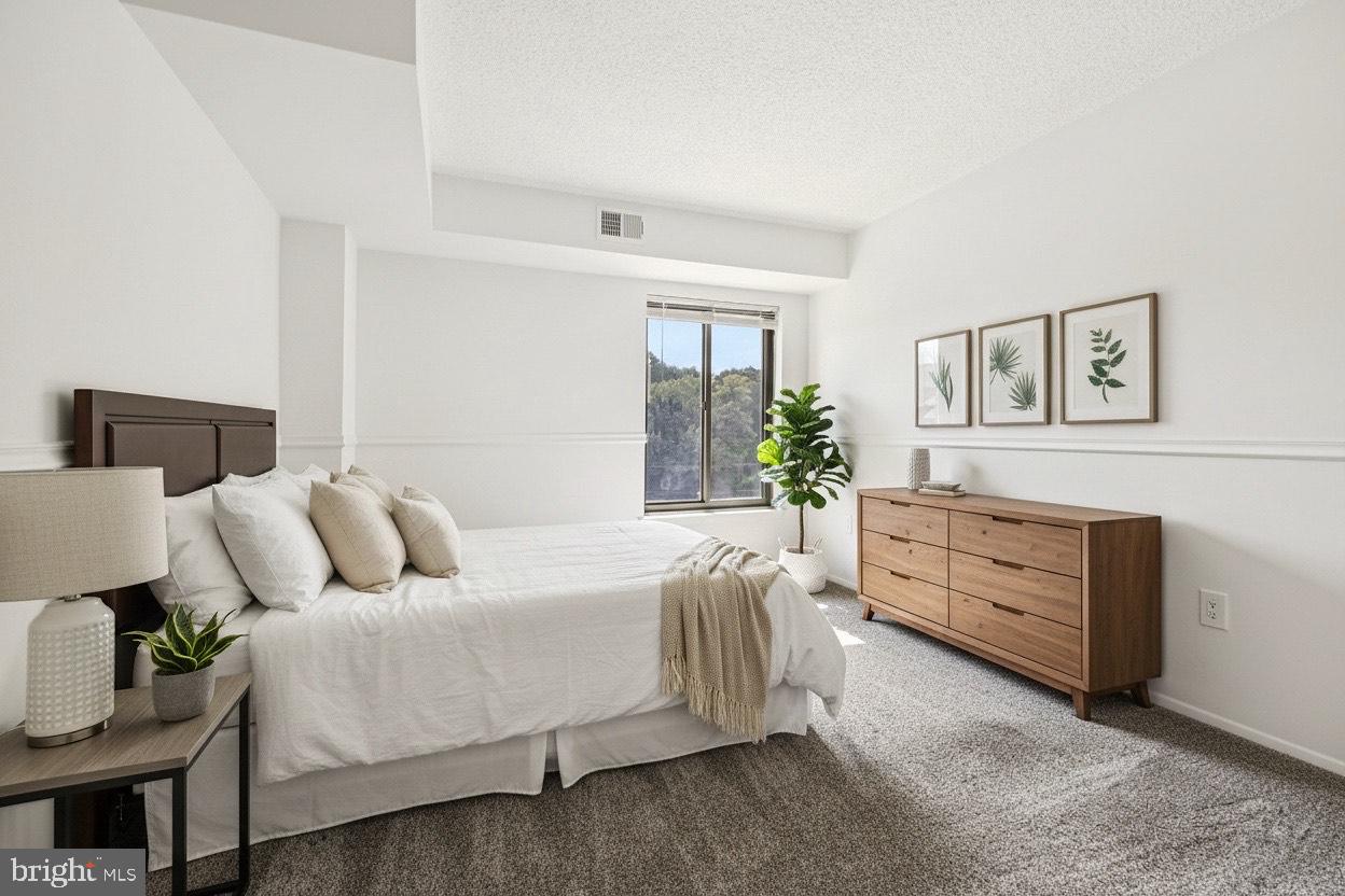 4500 S FOUR MILE RUN DR #220, ARLINGTON, Virginia 22204, 2 Bedrooms Bedrooms, ,2 BathroomsBathrooms,Residential,For sale,4500 S FOUR MILE RUN DR #220,VAAR2064592 MLS # VAAR2064592