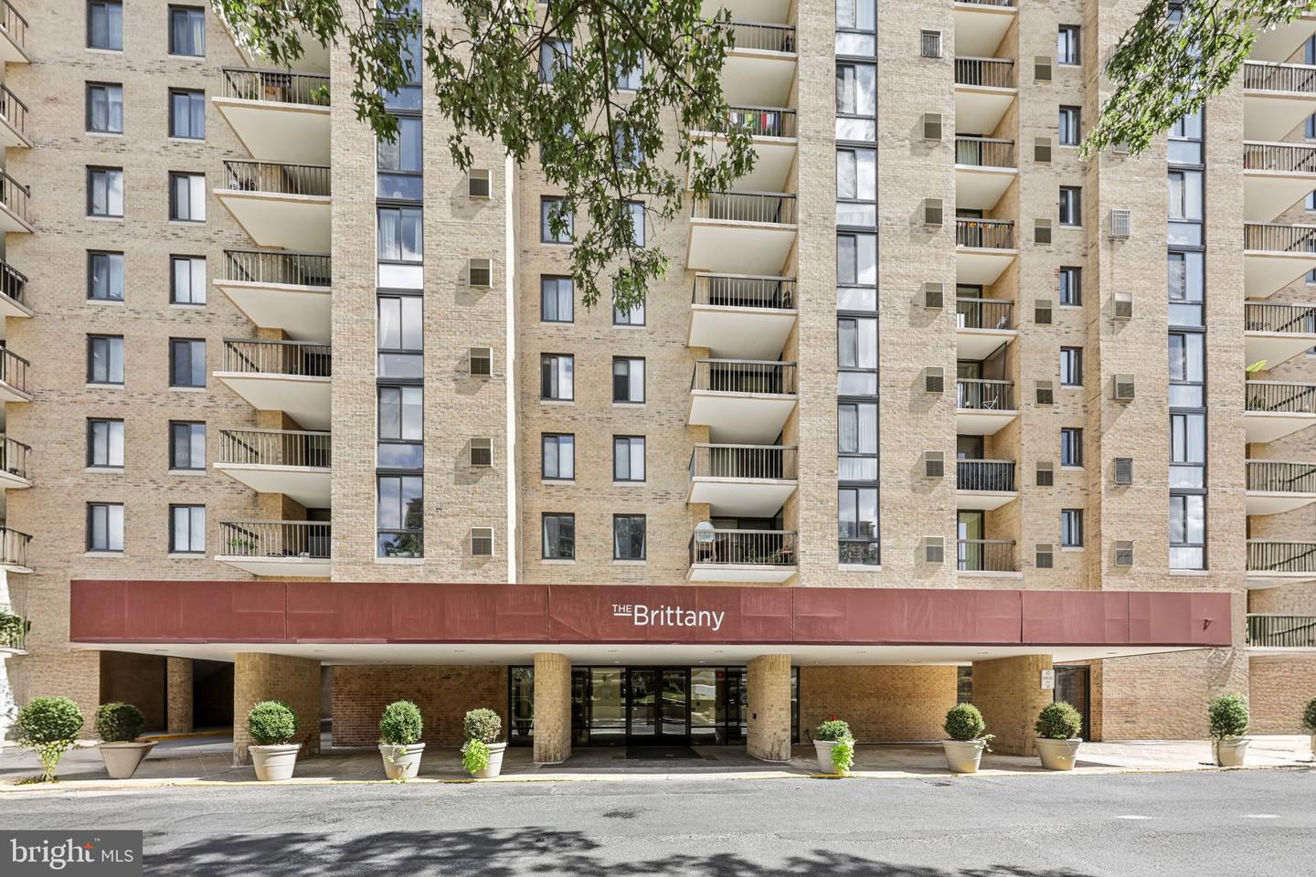 4500 S FOUR MILE RUN DR #220, ARLINGTON, Virginia 22204, 2 Bedrooms Bedrooms, ,2 BathroomsBathrooms,Residential,For sale,4500 S FOUR MILE RUN DR #220,VAAR2064592 MLS # VAAR2064592