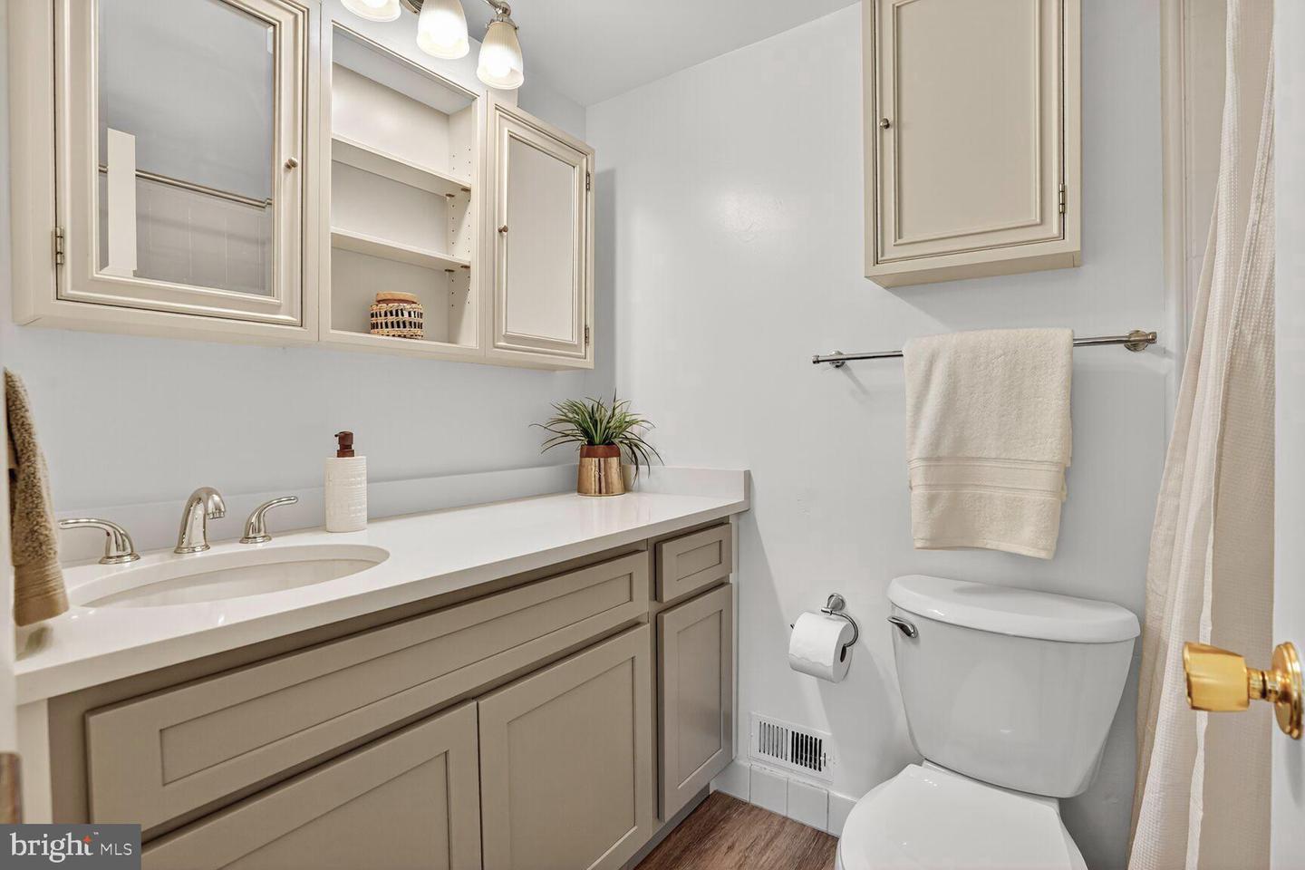 1729 S HAYES ST #2, ARLINGTON, Virginia 22202, 2 Bedrooms Bedrooms, 10 Rooms Rooms,2 BathroomsBathrooms,Residential,For sale,1729 S HAYES ST #2,VAAR2064580 MLS # VAAR2064580