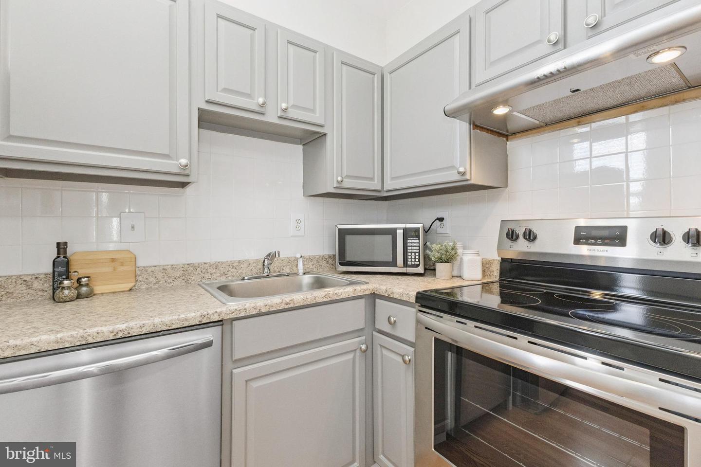 7 18TH ST SE #208, WASHINGTON, District Of Columbia 20003, 2 Bedrooms Bedrooms, ,1 BathroomBathrooms,Residential,For sale,7 18TH ST SE #208,DCDC2225654 MLS # DCDC2225654