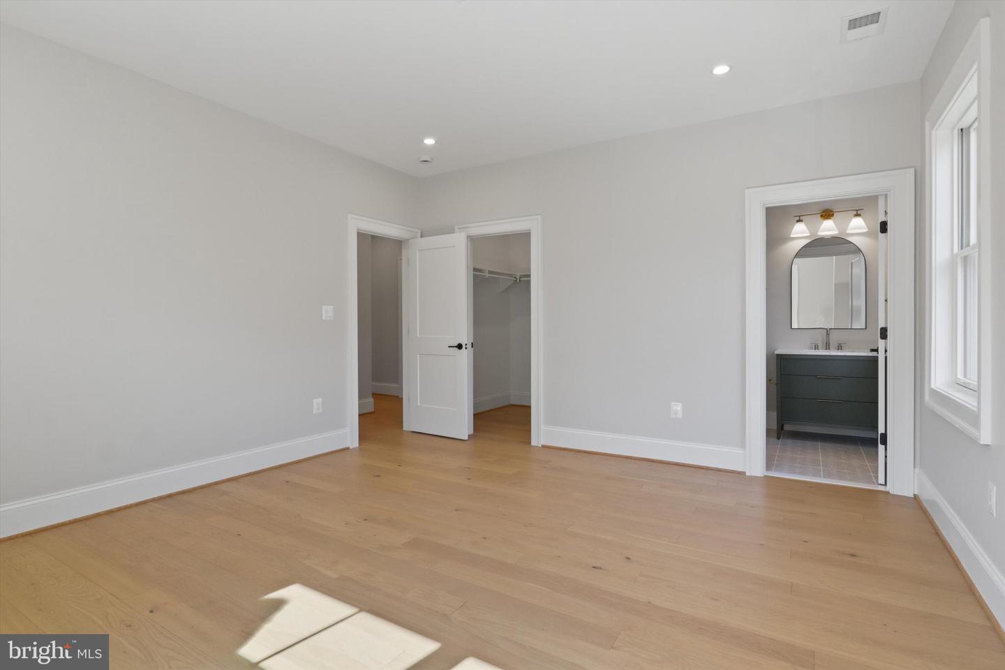 2541 23RD RD N, ARLINGTON, Virginia 22207, 5 Bedrooms Bedrooms, ,5 BathroomsBathrooms,Residential,For sale,2541 23RD RD N,VAAR2064578 MLS # VAAR2064578