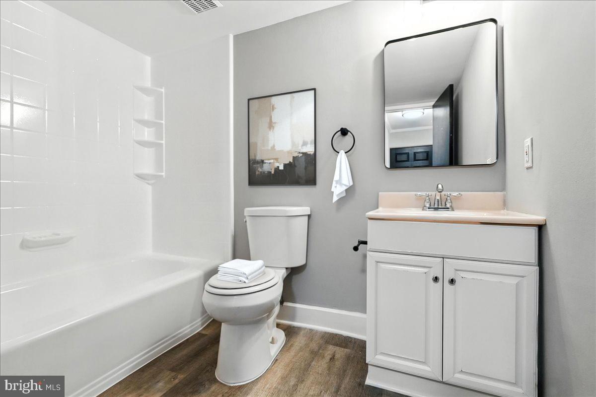 7809 DASSETT CT #101, ANNANDALE, Virginia 22003, 1 Bedroom Bedrooms, ,1 BathroomBathrooms,Residential,For sale,7809 DASSETT CT #101,VAFX2272966 MLS # VAFX2272966