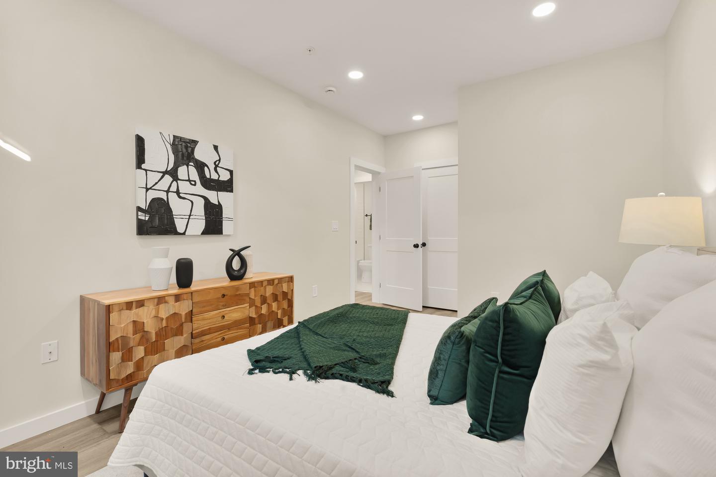 2606 41ST ST NW #4, WASHINGTON, District Of Columbia 20007, 2 Bedrooms Bedrooms, ,2 BathroomsBathrooms,Residential,For sale,2606 41ST ST NW #4,DCDC2225736 MLS # DCDC2225736