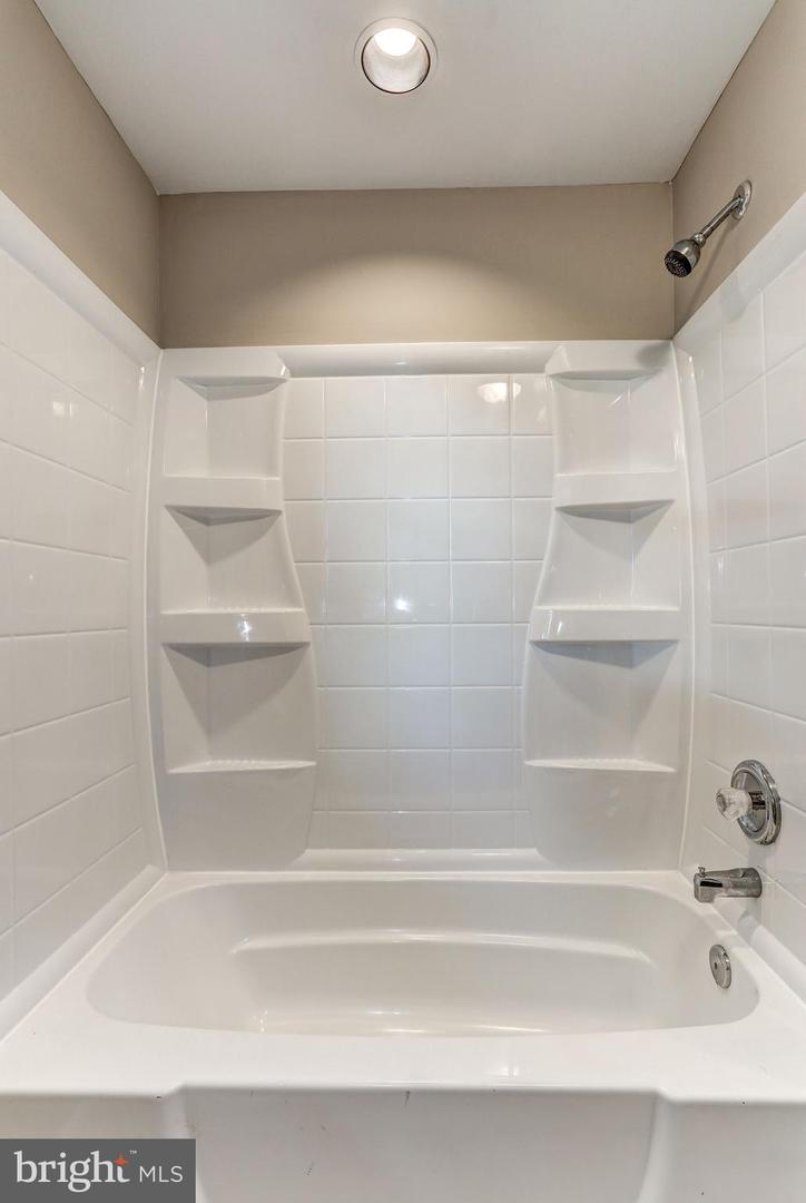 5006 LEEDS MANOR RD, MARKHAM, Virginia 22643, 4 Bedrooms Bedrooms, ,2 BathroomsBathrooms,Residential,For sale,5006 LEEDS MANOR RD,VAFQ2018356 MLS # VAFQ2018356