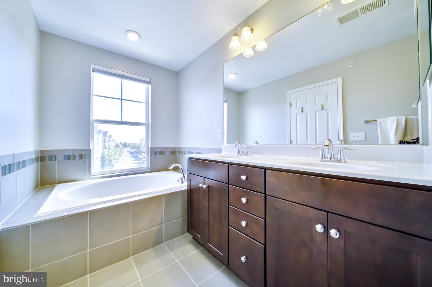 43387 TOWN GATE SQ, CHANTILLY, Virginia 20152, 3 Bedrooms Bedrooms, ,2 BathroomsBathrooms,Residential,For sale,43387 TOWN GATE SQ,VALO2108060 MLS # VALO2108060