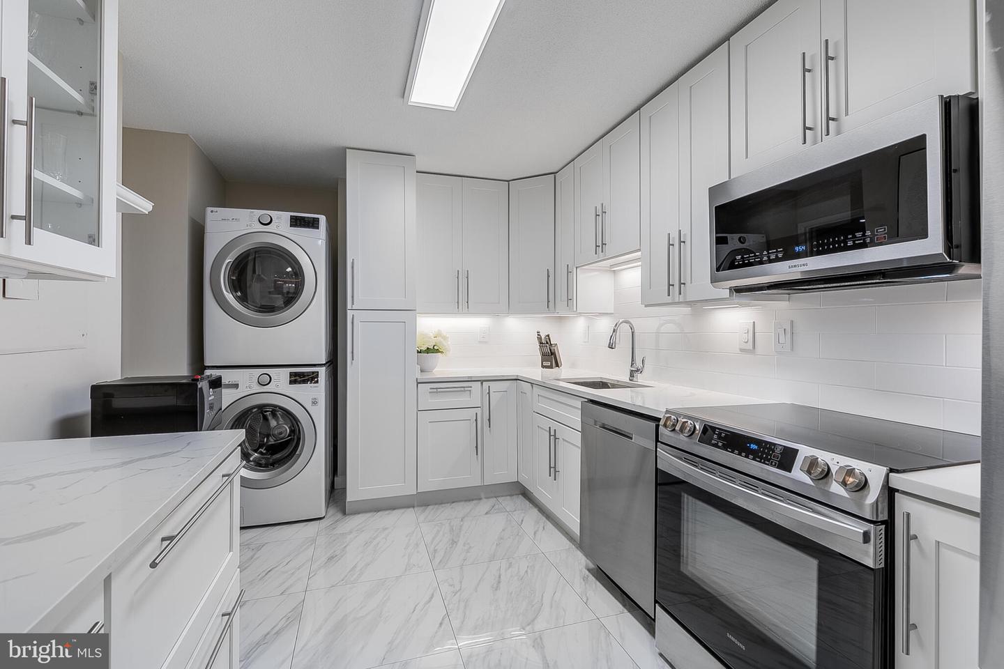 205 YOAKUM PKWY #226, ALEXANDRIA, Virginia 22304, 3 Bedrooms Bedrooms, ,2 BathroomsBathrooms,Residential,For sale,205 YOAKUM PKWY #226,VAAX2050466 MLS # VAAX2050466