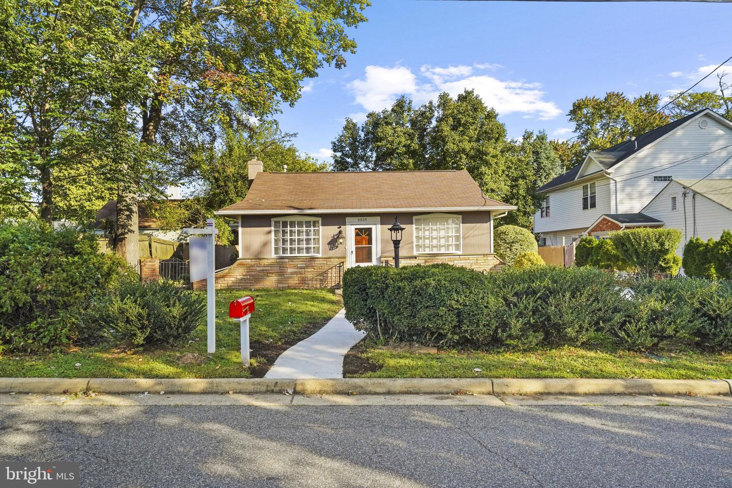 6816 ARLINGTON BLVD, FALLS CHURCH, Virginia 22042, 3 Bedrooms Bedrooms, 5 Rooms Rooms,2 BathroomsBathrooms,Residential,For sale,6816 ARLINGTON BLVD,VAFX2270038 MLS # VAFX2270038