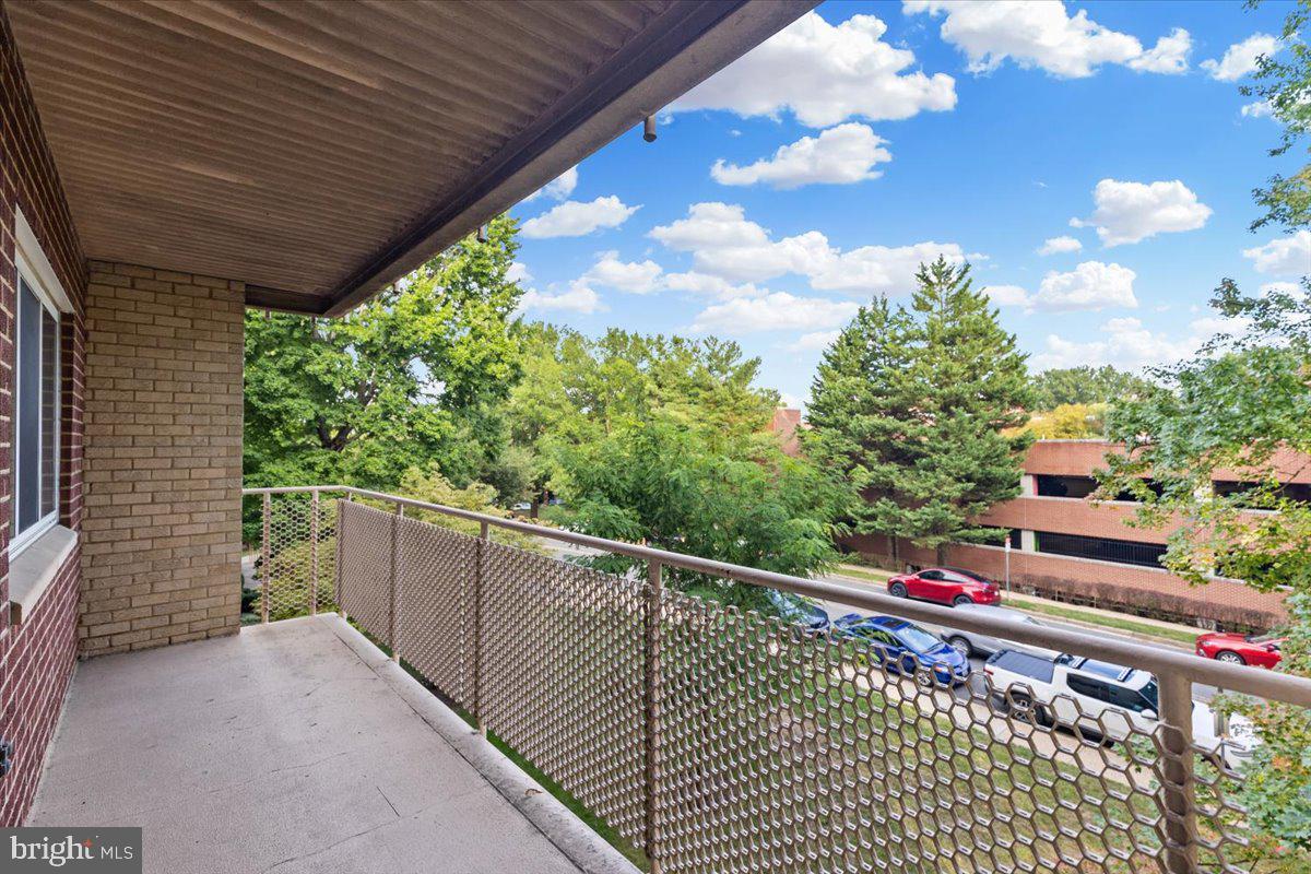 200 N MAPLE AVE #416, FALLS CHURCH, Virginia 22046, 2 Bedrooms Bedrooms, ,1 BathroomBathrooms,Residential,For sale,200 N MAPLE AVE #416,VAFA2003336 MLS # VAFA2003336