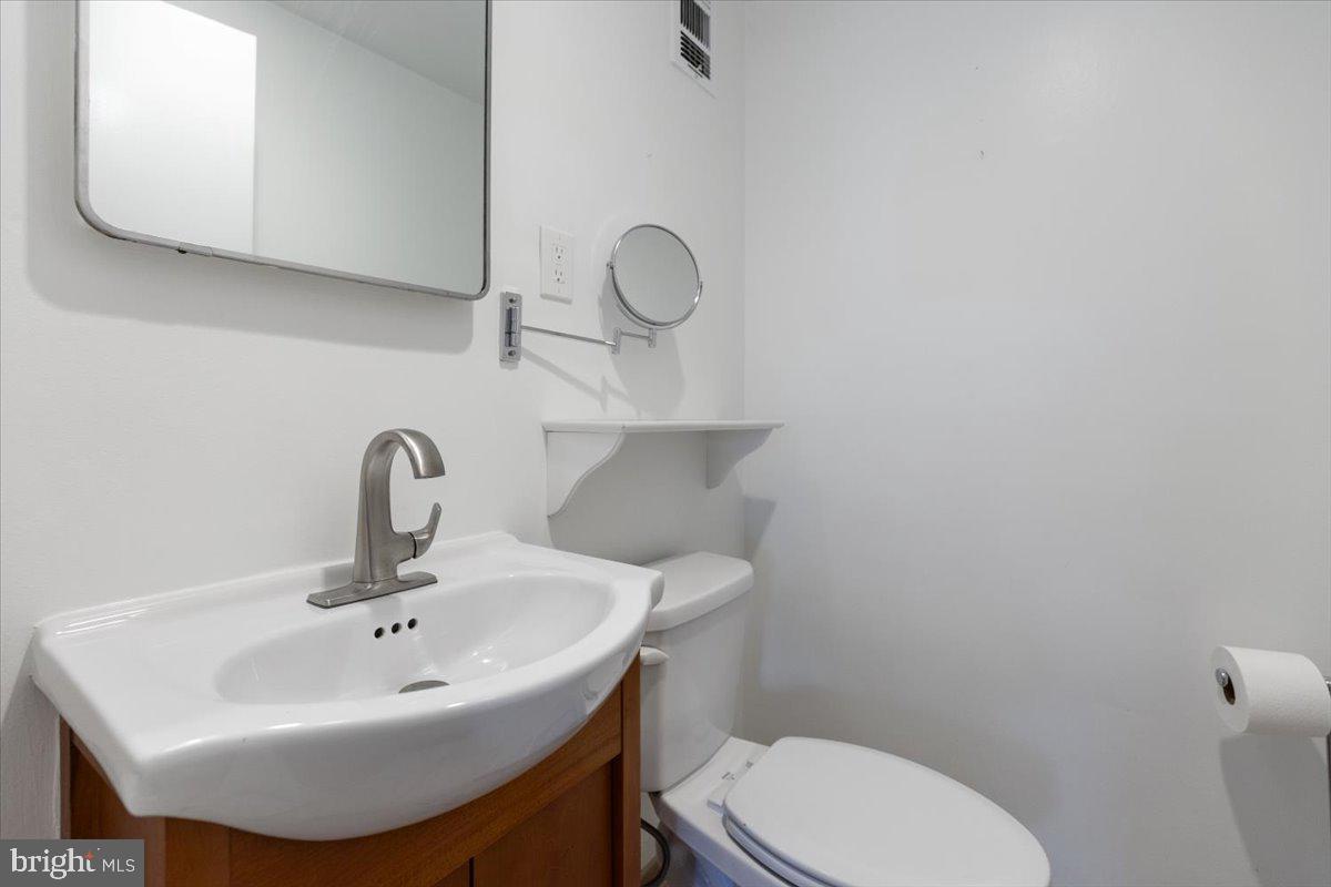 200 N MAPLE AVE #416, FALLS CHURCH, Virginia 22046, 2 Bedrooms Bedrooms, ,1 BathroomBathrooms,Residential,For sale,200 N MAPLE AVE #416,VAFA2003336 MLS # VAFA2003336