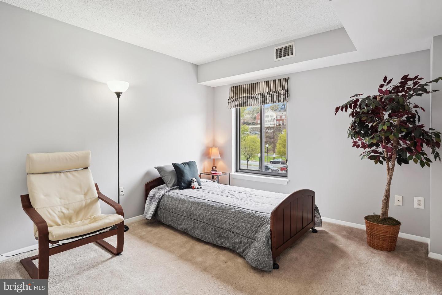 4500 S FOUR MILE RUN DR #129, ARLINGTON, Virginia 22204, 2 Bedrooms Bedrooms, 7 Rooms Rooms,2 BathroomsBathrooms,Residential,For sale,4500 S FOUR MILE RUN DR #129,VAAR2064624 MLS # VAAR2064624
