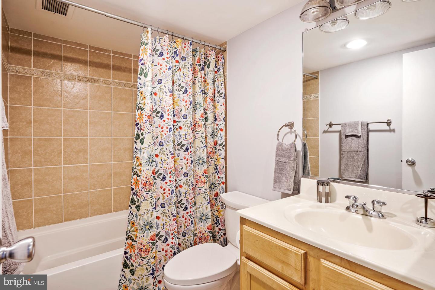 4500 S FOUR MILE RUN DR #129, ARLINGTON, Virginia 22204, 2 Bedrooms Bedrooms, 7 Rooms Rooms,2 BathroomsBathrooms,Residential,For sale,4500 S FOUR MILE RUN DR #129,VAAR2064624 MLS # VAAR2064624