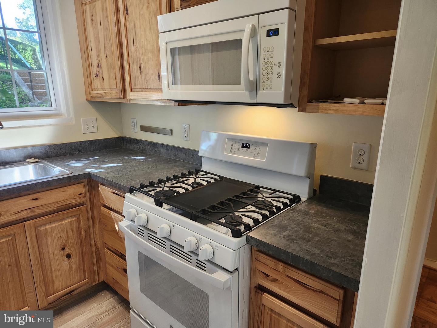 3721 GUNSTON RD, ALEXANDRIA, Virginia 22302, 2 Bedrooms Bedrooms, ,1 BathroomBathrooms,Residential,For sale,3721 GUNSTON RD,VAAX2050588 MLS # VAAX2050588