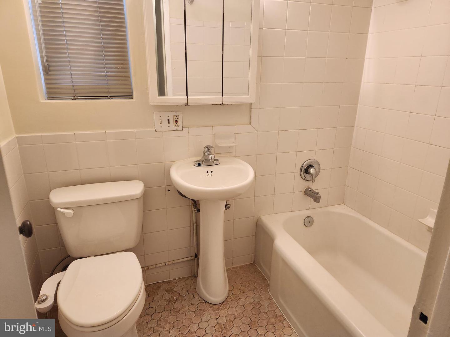 3721 GUNSTON RD, ALEXANDRIA, Virginia 22302, 2 Bedrooms Bedrooms, ,1 BathroomBathrooms,Residential,For sale,3721 GUNSTON RD,VAAX2050588 MLS # VAAX2050588