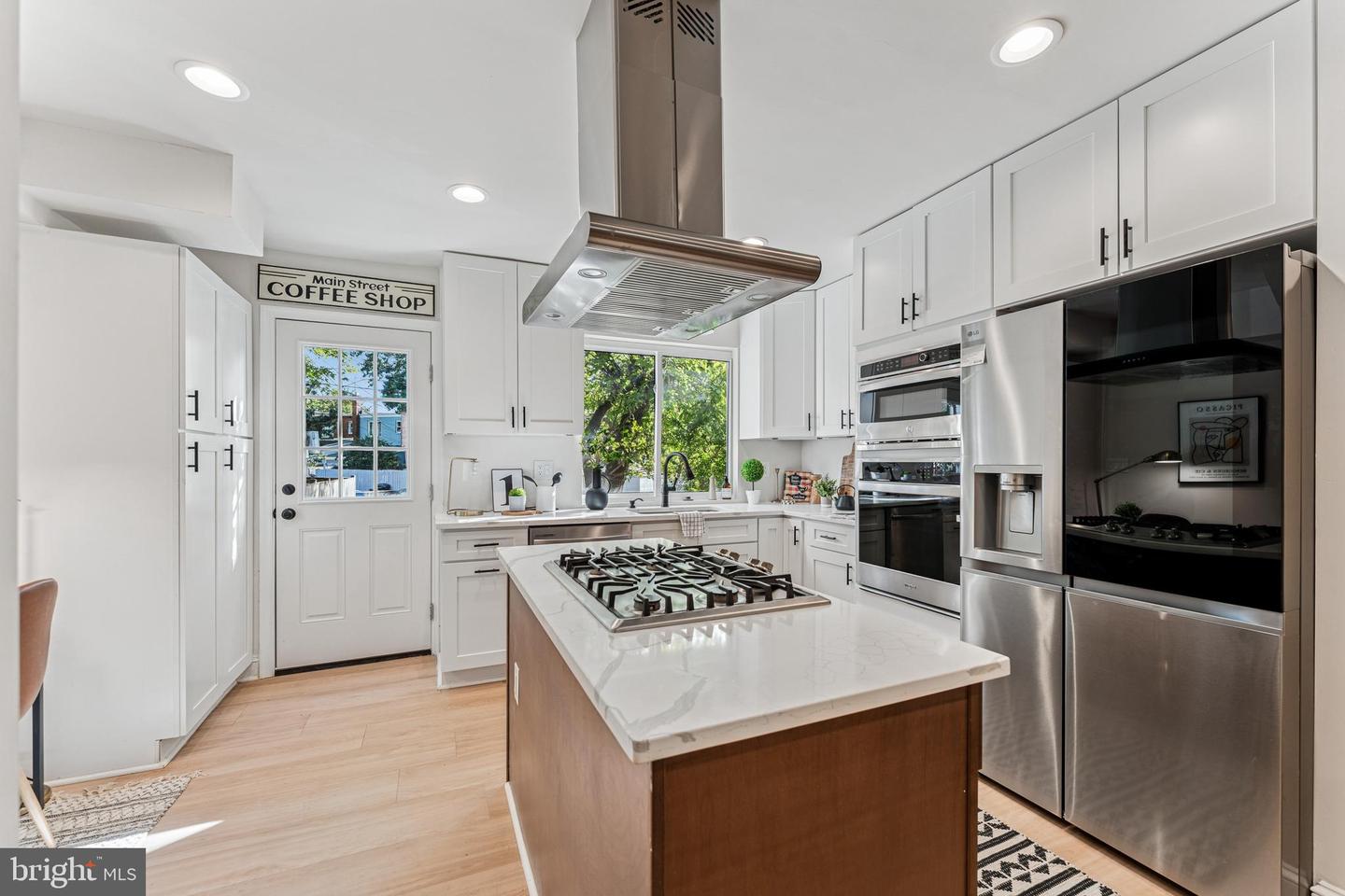 141 LYNHAVEN DR, ALEXANDRIA, Virginia 22305, 2 Bedrooms Bedrooms, ,2 BathroomsBathrooms,Residential,For sale,141 LYNHAVEN DR,VAAX2050604 MLS # VAAX2050604